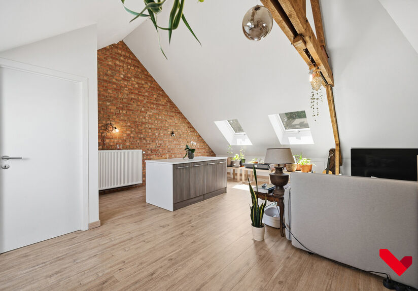 Welcome to Kessel-Lo! This charming duplex apartment enjoys an excellent location close to the center of Leuven. Shops, schools, public transport, and various sports and recreational facilities are within walking and cycling distance, offering an ideal co