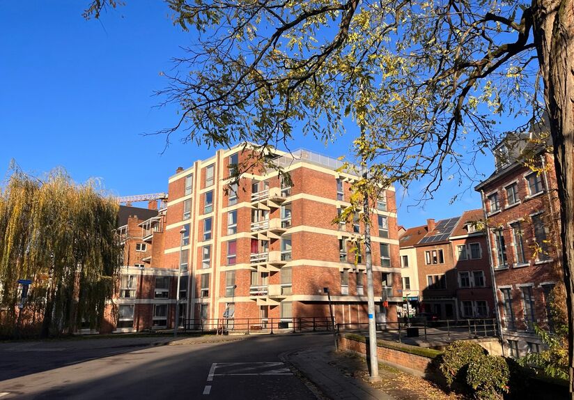 Studio spacieux et lumineux, situé au calme à l’arrière de la Mechelsestraat, à quelques pas du centre de Louvain. Grâce à sa situation centrale, les transports en commun ainsi que le ring de Louvain sont facilement accessibles.
Le studio se trou