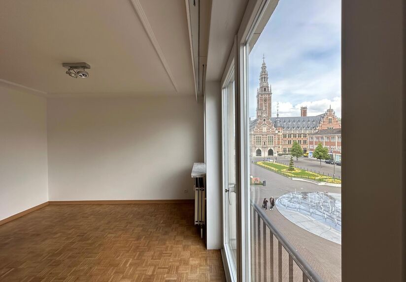 For Rent: Bright 2-Bedroom Apartment in the Heart of Leuven

This spacious and bright apartment on the 3rd floor is ideally located at Herbert Hooverplein, right in the center of Leuven. A prime location with all amenities within walking distance: shops, 