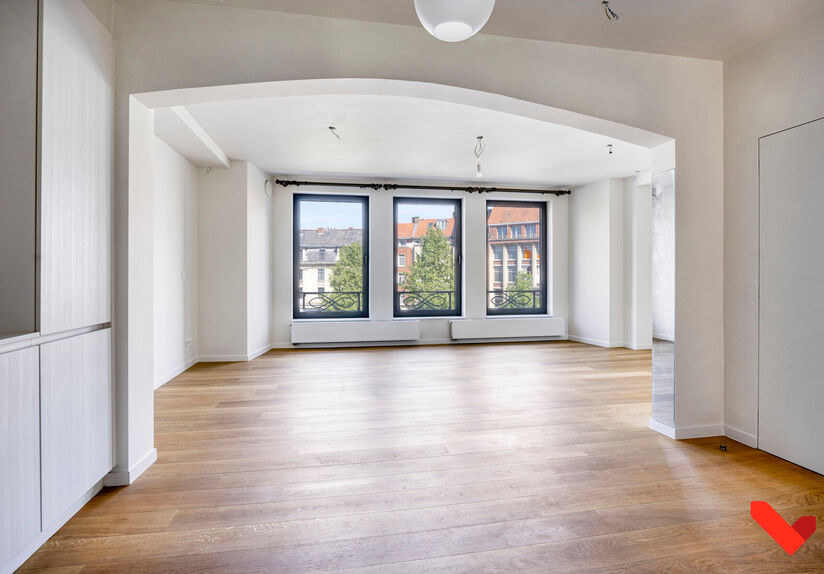 In the vibrant heart of Leuven, overlooking the lively Rector De Somerplein and the iconic St. Peter&rsquo;s Church, you&rsquo;ll find this fully renovated one-bedroom apartment.

The standout feature of this apartment is undoubtedly the open living space, offeri