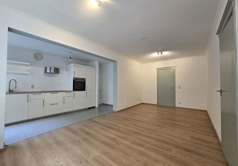 Welcome to Leuven! Are you looking for a cozy, bright, and move-in ready apartment in an absolute prime location? This ground-floor apartment in Residence Lovania has recently been refreshed and repainted, giving it a fresh and well-maintained appearance.