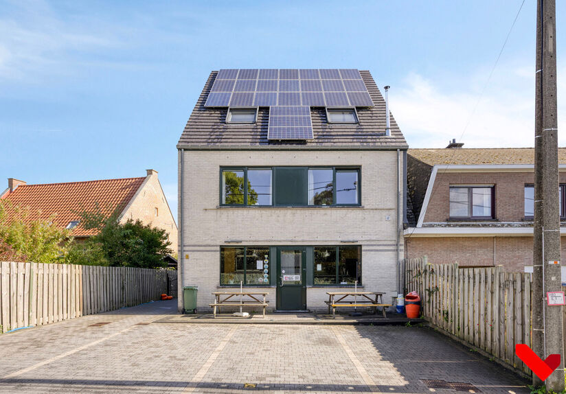 Ben je op zoek naar een unieke kans om een ruime woning met succesvolle frituur over te nemen in een gezellige buurt? Dit prachtige pand  (gebouwd in 2008) aan de Tiensesteenweg 67a in Binkom biedt alles wat je nodig hebt om te wonen én ondernemen op é