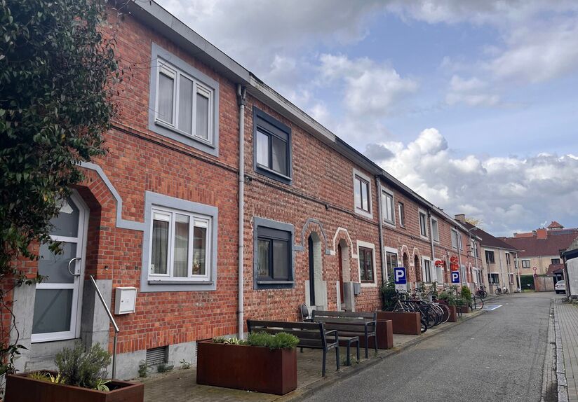 This solid house from the 30's is located in one of the nicest and quietest streets of Leuven. It was completely renovated and has the following layout: Entrance hall, open living room with adjacent new fully equipped kitchen. Bathroom with sink and showe