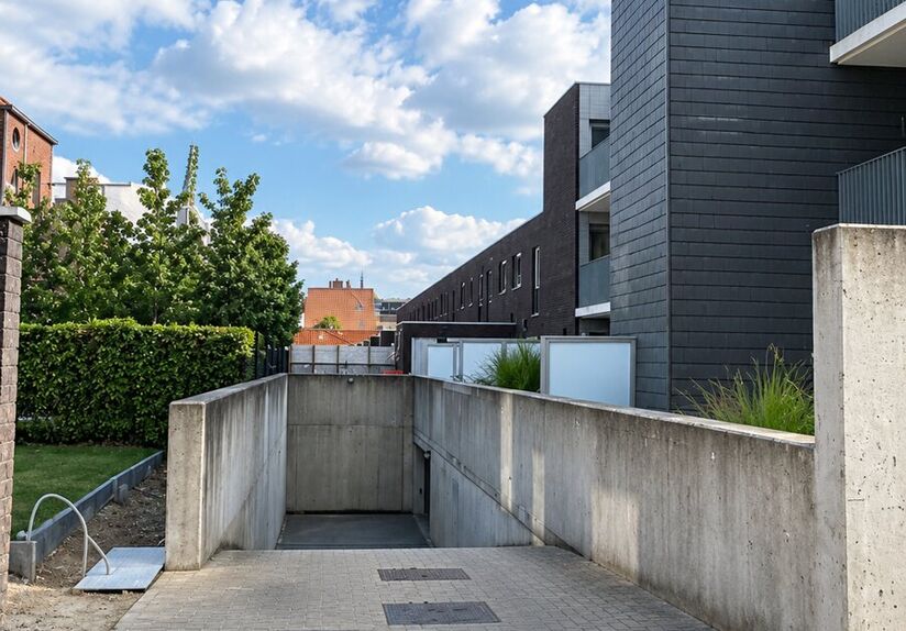 Underground wide parking space in enclosed new parking basement near fountain street and 50 meters from mechelsestraat. Located close to city center. Available immediately, rent 100€/month.