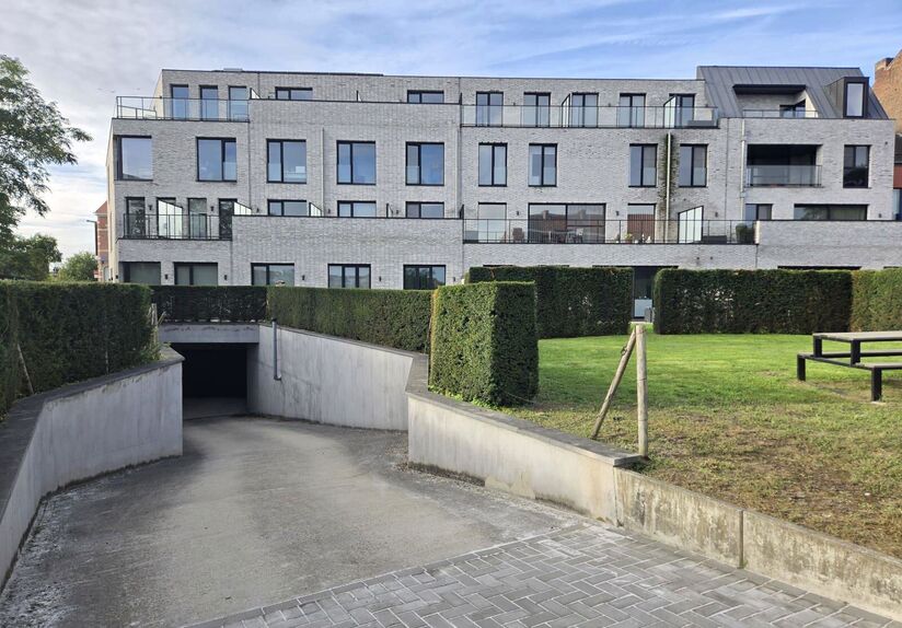 Discover the perfect parking solution on the Leuven ring road! This parking space is situated in an excellent location, with the office buildings at the station and the Philips site nearby. Additionally, the spacious parking spot is easily accessible, mod