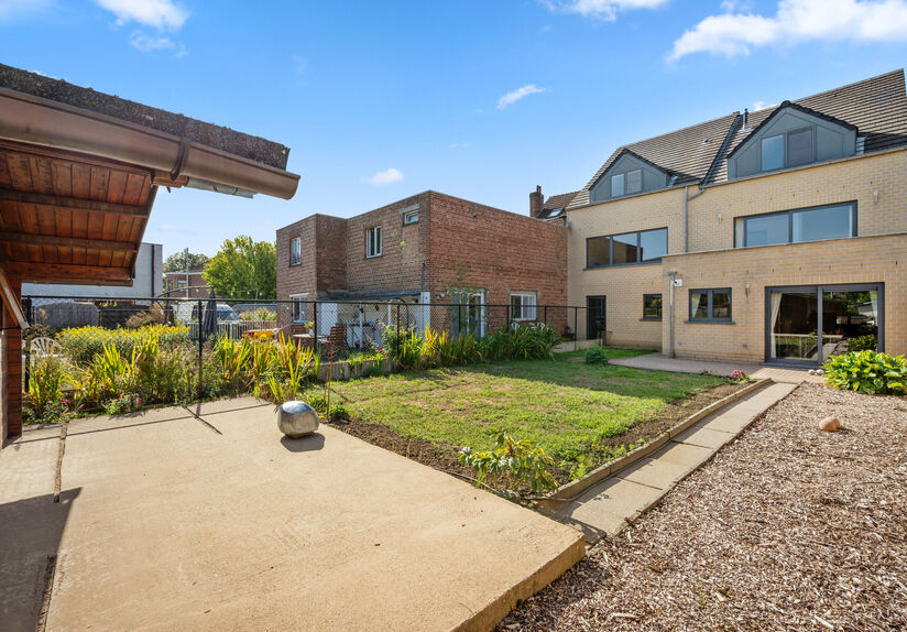 Bienvenue à Wilsele ! À deux pas de Louvain, du canal et des étangs de Bellefroid, découvrez ce spacieux bien, prêt à emménager, composé d'un studio au rez-de-chaussée et d'un duplex aux premier et deuxième étages, vendu comme un seul ensemble.