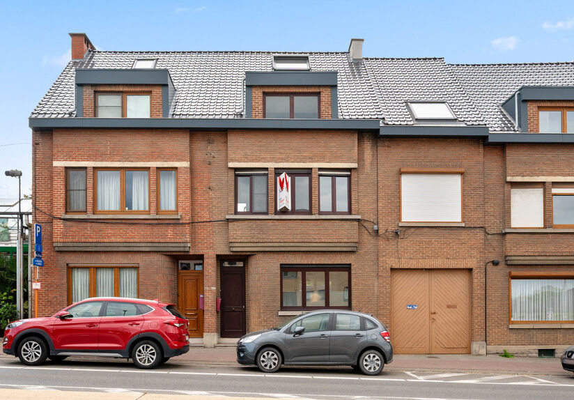 Bienvenue &agrave; Herent ! Cette charmante maison mitoyenne b&eacute;n&eacute;ficie d'un emplacement id&eacute;al, &agrave; quelques minutes de Louvain et &agrave; proximit&eacute; imm&eacute;diate de l'autoroute. Cela garantit un acc&egrave;s facile aux villes environnantes ainsi qu'aux p&ocirc;les d'emploi loc