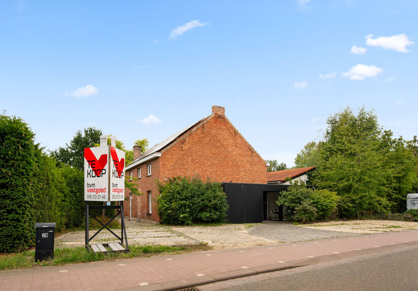 Welcome to Holsbeek! This exceptional property is situated in a beautiful location with every possible amenity nearby. The home underwent a thorough renovation in 2016, during which a practice room, studio, and office were created, among other things. The