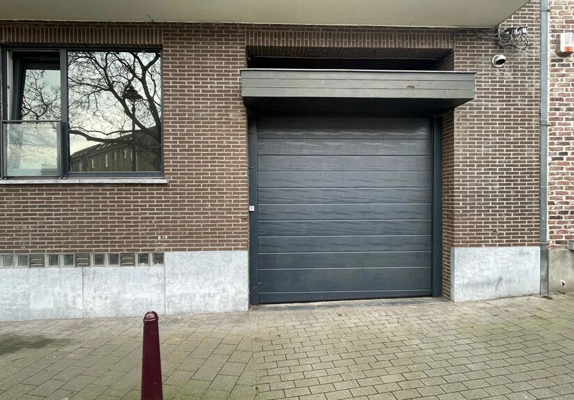 For sale: underground car parking space near the highway. Immediately available. Street access.  Ideal for a student, local resident or working in the neighborhood who wants to park their car safely and quickly.