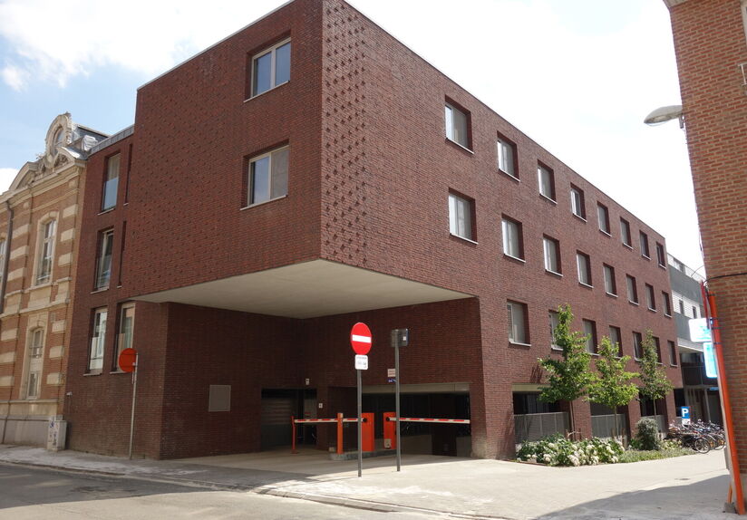 places de parking souterrain à louer dans la Residentie Cartijnenveld.  Il est situé dans le parking souterrain sous l'ancien Rijkswacht. L'accès se fait par la Dagobertstraat et dispose d'un portail électriquement verrouillable dans la rue. Loyer : 9