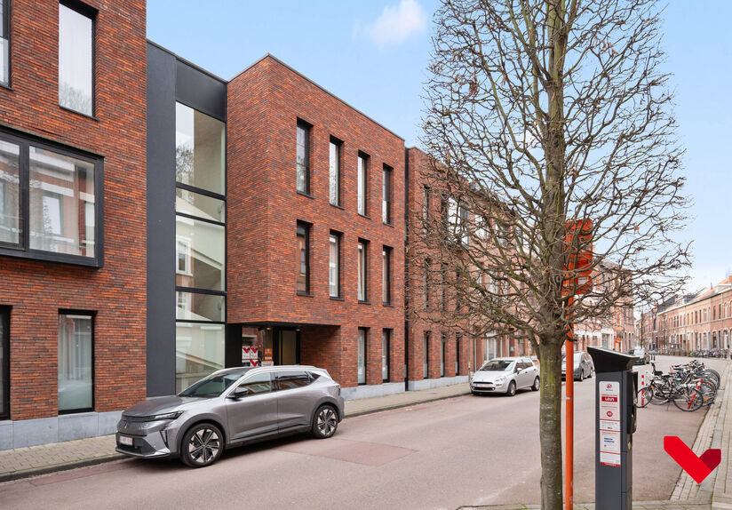 This beautiful and excellently maintained student room offers everything you need for a comfortable stay in Leuven. The room features a private bathroom with shower and toilet, a fixed desk unit, plenty of closet space, and a personal fridge.
The shared