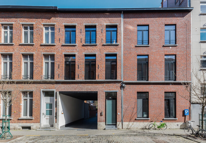 New student room in a triplex layout within the prestigious Campus Vital project. This student room is located on the first floor. The sleeping area is arranged as a duplex, while the bathroom is situated on the lower level. The room is furnished with a b