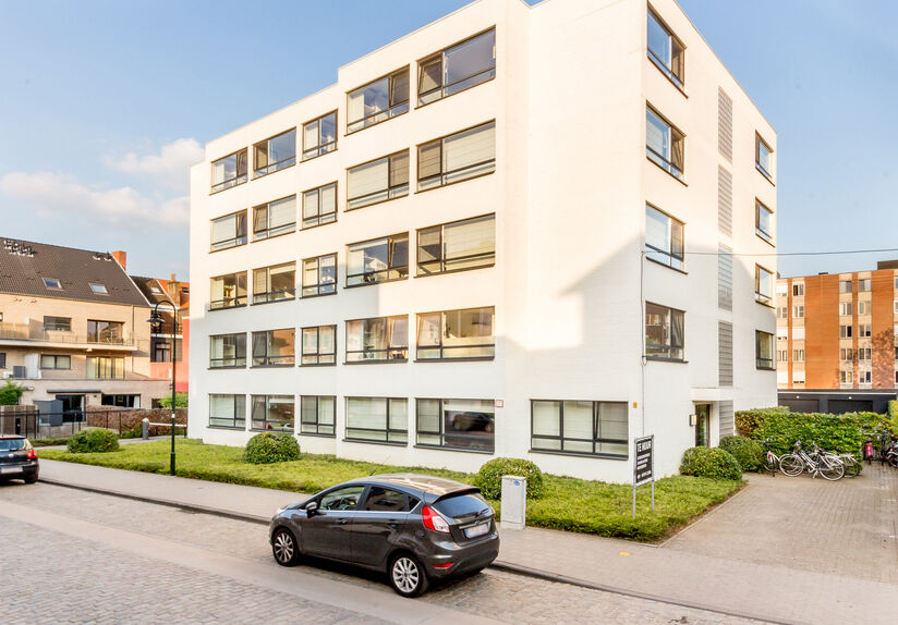 FOR THE 2026–2027 ACADEMIC YEAR
Welcome to this spacious student studio situated in the heart of Leuven!
This spacious studio features a fitted kitchenette, en-suite facilities and a built-in unit with a fold-down bed.
Thanks to the large windows, you c