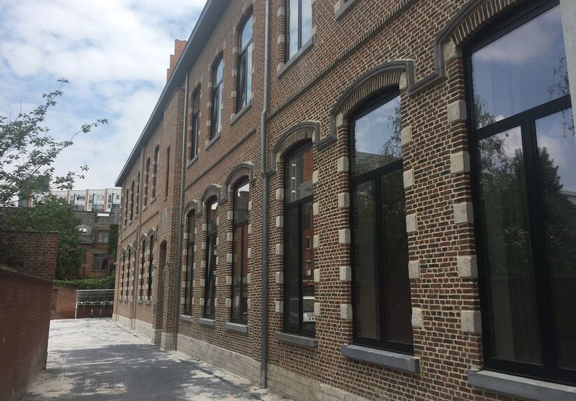 Nieuwe studentenkamer met eigen sanitair op gelijkvloerse verdieping. De kamer is gemeubeld met bed, bureau, koelkast en kleerkast. De verlichting en gordijnen zijn ook reeds voorzien. Er is een grote gemeenschappelijke keuken met verschillende kookvuren,