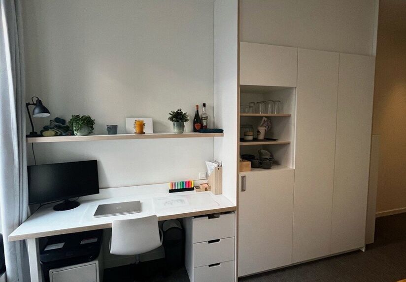Studentenkamers gelegen in de studentenresidentie ACE op de Ridderstraat 266. Deze kamer heeft eigen sanitair, is gemeubeld met: een bed, bureau, boekenrek, kleerkast en frigo. Elke gang heeft zijn gemeenschappelijke keuken, waar elke student zijn eigen k