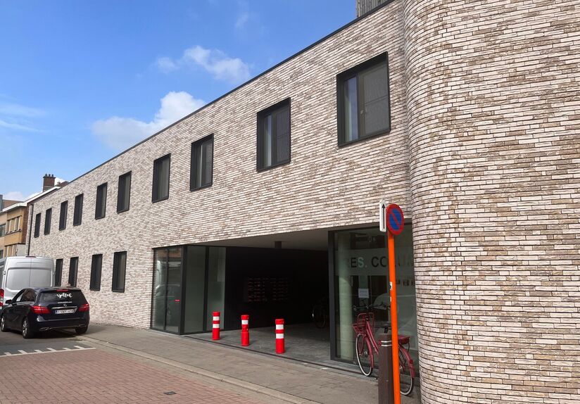 De kamer is louter voor individueel gebruik en is bemeubeld met een bed, matras, bureau, stoel, boekenrek en kleerkast. Verder beschikt de kamer over koud en warm water en een eigen toilet. Er is een internetaansluiting via netwerkkabel voorzien; de huurd