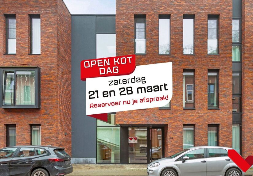 Studentenkamer gelegen in een gezellige studentenresidentie op toplocatie. Deze kamer is gemeubeld en heeft eigen sanitair (douche en toilet).
In het gehuurde goed zijn de volgende (nuts)voorzieningen/diensten aanwezig, dewelke gedeeld worden met de ander