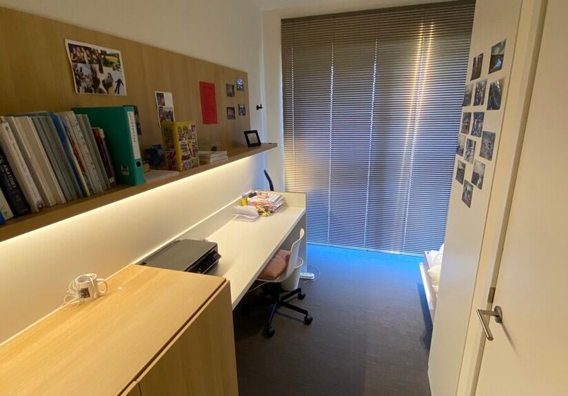 Welkom in deze verzorgde en comfortabele studentenkamer.

De kamer is louter voor individueel gebruik en is bemeubeld met een bed, bureau, stoel, boekenrek, kleerkast en lamellen. Daarnaast beschikt de kamer over eigen sanitair met douche en toilet, evena