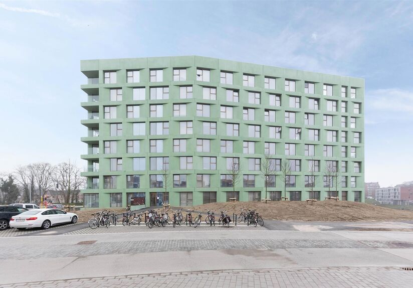 Welkom in deze verzorgde en comfortabele studentenkamer.
De kamer is louter voor individueel gebruik en is bemeubeld met een bed, bureau, stoel, boekenrek, kleerkast en lamellen. Daarnaast beschikt de kamer over eigen sanitair met douche en toilet, evena