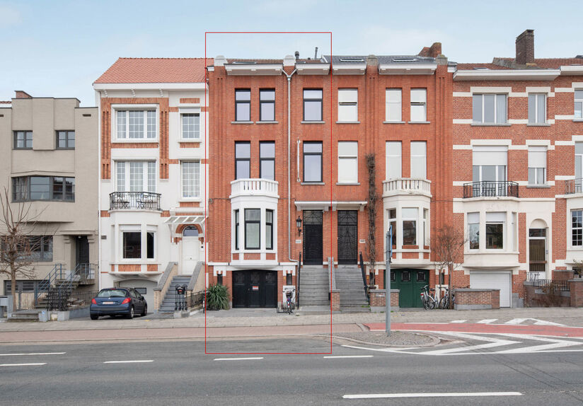 VOOR HET HUIDIGE ACADEMIEJAAR (tot 09/09/2026) & ALLEEN VOOR STUDENTEN
Deze studentenkamer, gelegen op het gelijkvloers, biedt een comfortabele en praktische leefruimte voor studenten op zoek naar een eigen plekje. Met eigen sanitair, inclusief douche, la