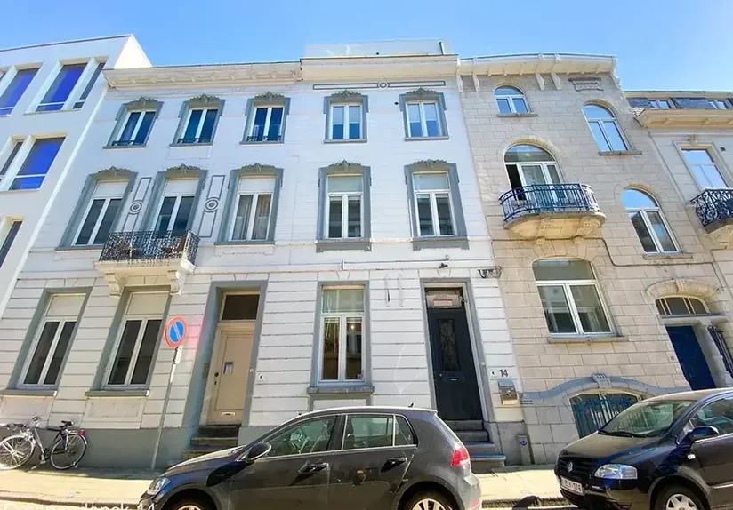 VOOR HET HUIDIGE ACADEMIEJAAR (tot 09/09/2026) & ALLEEN VOOR STUDENTEN
Deze kleinschalige residentie nabij de Lei en de Vismarkt heeft  nog 1 studentenkamer beschikbaar, gelegen op het tweede verdiep, biedt een comfortabele en praktische leefruimte voor s