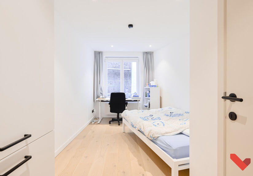 Deze charmante en volledig gerenoveerde studentenkamer is gelegen op een absolute toplocatie, pal aan de Vismarkt.
Deze studentenkamer heeft een vast meubel met koelkast en microgolfoven en een eigen privatieve badkamer met toilet, douche en lavabo. Daar