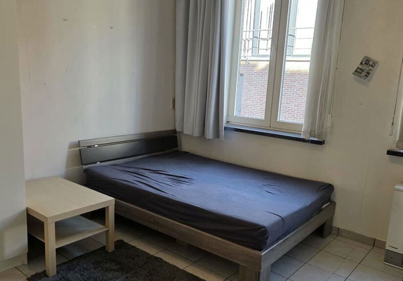 Deze gezellige en praktische studentenkamer in de Lepelstraat in Leuven is een ideale uitvalsbasis voor studenten. De kamer is gemeubeld en beschikt over een bed, bureau, kleerkast en koelkast.
De kamer biedt alles wat je nodig hebt voor een comfortabel