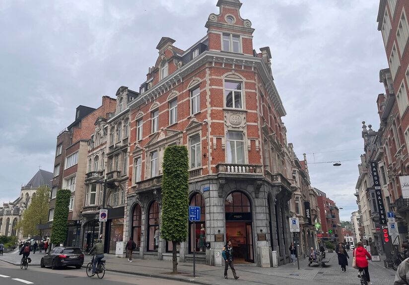 Joli studio pour étudiants à louer dans un endroit de choix à Louvain.
Ce studio est situé au troisième étage. Il est équipé d'une cuisine, d'un bureau et d'un lit en mezzanine. Il y a un ascenseur dans l'immeuble et des machines à laver et à s