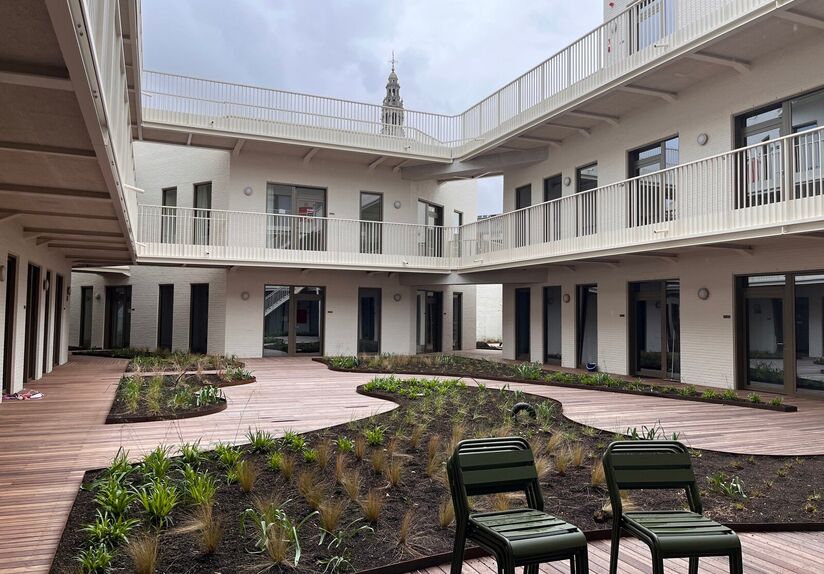 Residence YOU, in the middle on Bondgenoten Avenue, is the new hot spot for students. This cozy studio is located in the back on the garden level and measures 28 m². The studio includes a desk, dining table, fully equipped kitchen, built-in closet, doubl