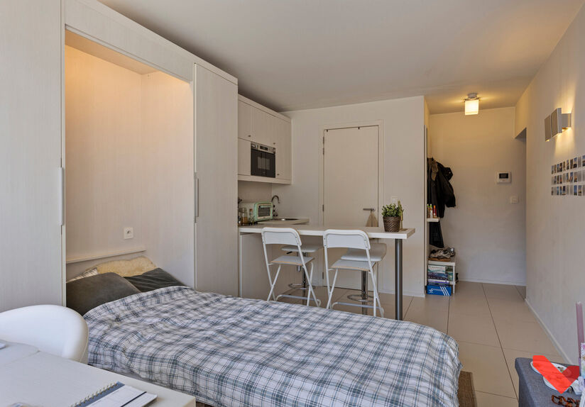 Welkom in deze comfortabele studentenstudio, ideaal gelegen voor een zorgeloze studententijd!

Deze studio is louter voor individueel gebruik en is volledig ingericht met een bed, bureau, tafel, boekenrek en kleerkast. Daarnaast beschikt de studio over ee