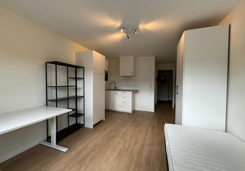 Alleen studenten
De studio bevindt zich op de derde verdieping van het gebouw, (waar tevens een lift aanwezig is) en omvat leef/slaapruimte met bed, bureau, kleerkast, boekenrek, kitchenette en badkamer met douche, lavabo en WC.
Recentelijk werd de studi