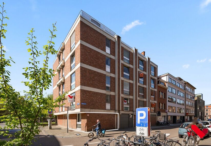 Welkom in Leuven! Op een uitstekende en centrale locatie, vlak bij het bruisende stadscentrum, bevindt zich deze charmante en lichtrijke gelijkvloerse studio van 30 m².
Hier woont u op wandelafstand van alles wat Leuven te bieden heeft. Gezellige winkel